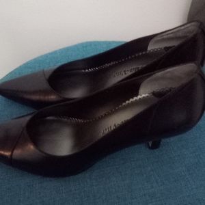 NWOT Bella Vita leather pumps 2.5”  heels